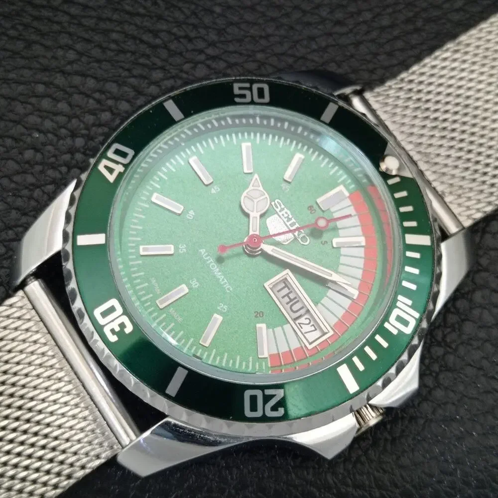 Vintage 1980 Seiko Diver Automatic Mens Silver Watch W/daydate & Green accents